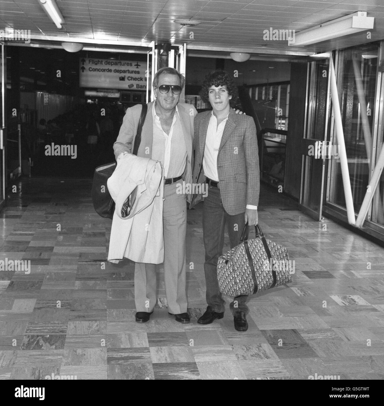 Der Singing Star Andy Williams kommt mit seinem Sohn Christian am Flughafen Heathrow an. Stockfoto