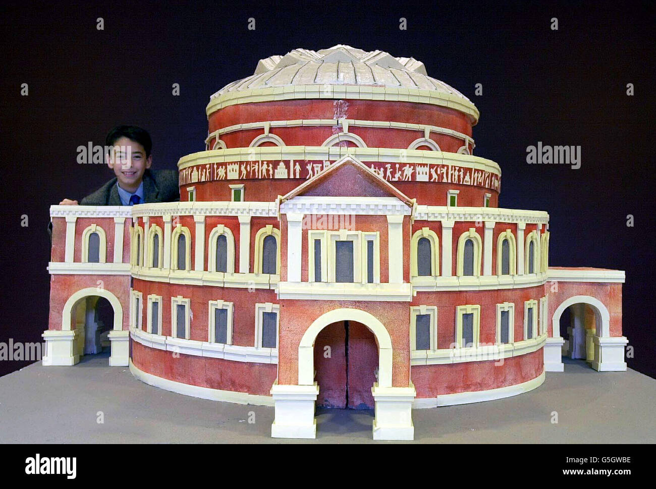 Der zwölfjährige Jeffrey Powell mit seinem Modell der Royal Albert Hall, die er als Schüler an der Sussex House School in Chelsea, London, als Teil einer Ausstellung zur Darstellung der Zivilisation baute. * die Royal Albert Hall selbst ist derzeit an einem Entwicklungsprogramm beteiligt, das voraussichtlich 2003 abgeschlossen sein wird und die Verbesserung der Akustik, die Neubelüftung und die Restaurierung der Orgel der Hall umfasst. Der Prinz von Wales hat sein Interesse bekundet, das Modell im St. James' Palace zu zeigen. Stockfoto