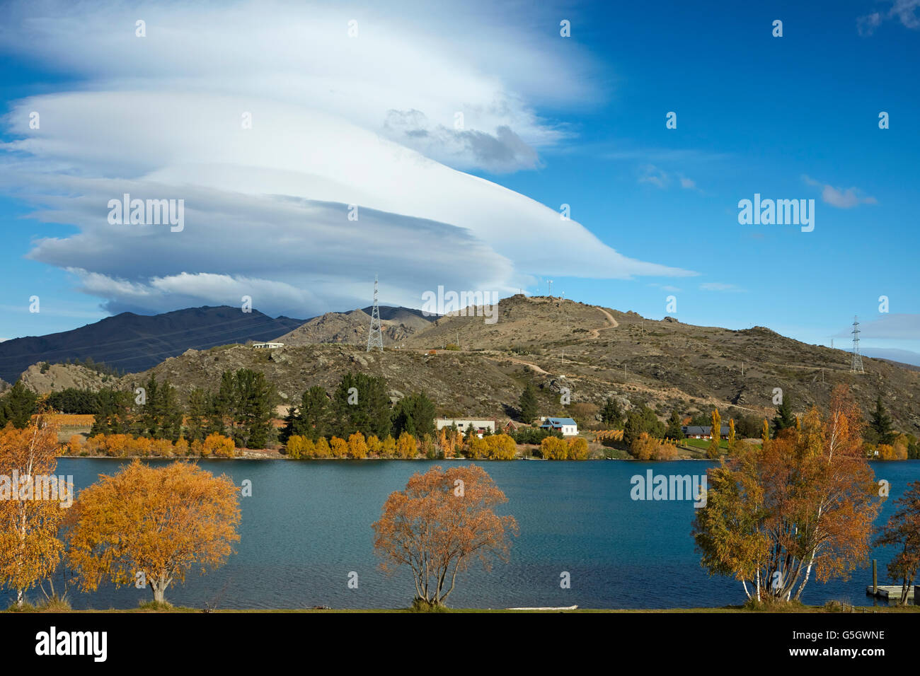 Linsenförmige Wolken über Cairnmuir Bereich, Cornish Punkt und Lake Dunstan, Cromwell, Central Otago, Südinsel, Neuseeland Stockfoto