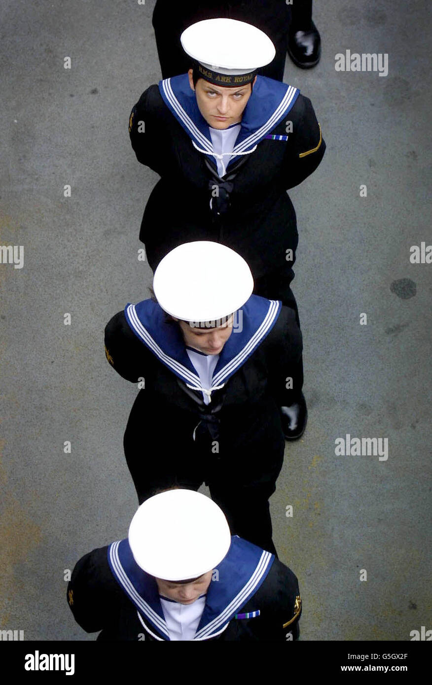 Segler treffen sich auf dem Flugdeck, während der Royal Navy Flugzeugträger HMS Ark Royal nach einer zweijährigen großen Umrüstung in Rosyth, Schottland, in Portsmouth Hafen segelt. Die Ark Royal, die im nächsten Jahr voll einsatzfähig sein wird, hat die letzten zweieinhalb Jahre modernisiert, um die neuen Anti-U-Boot-Merlin-Hubschrauber der Marine an Bord zu nehmen, sowie Seakings, Sea Harriers und RAF-Harrier betreiben zu können. Stockfoto