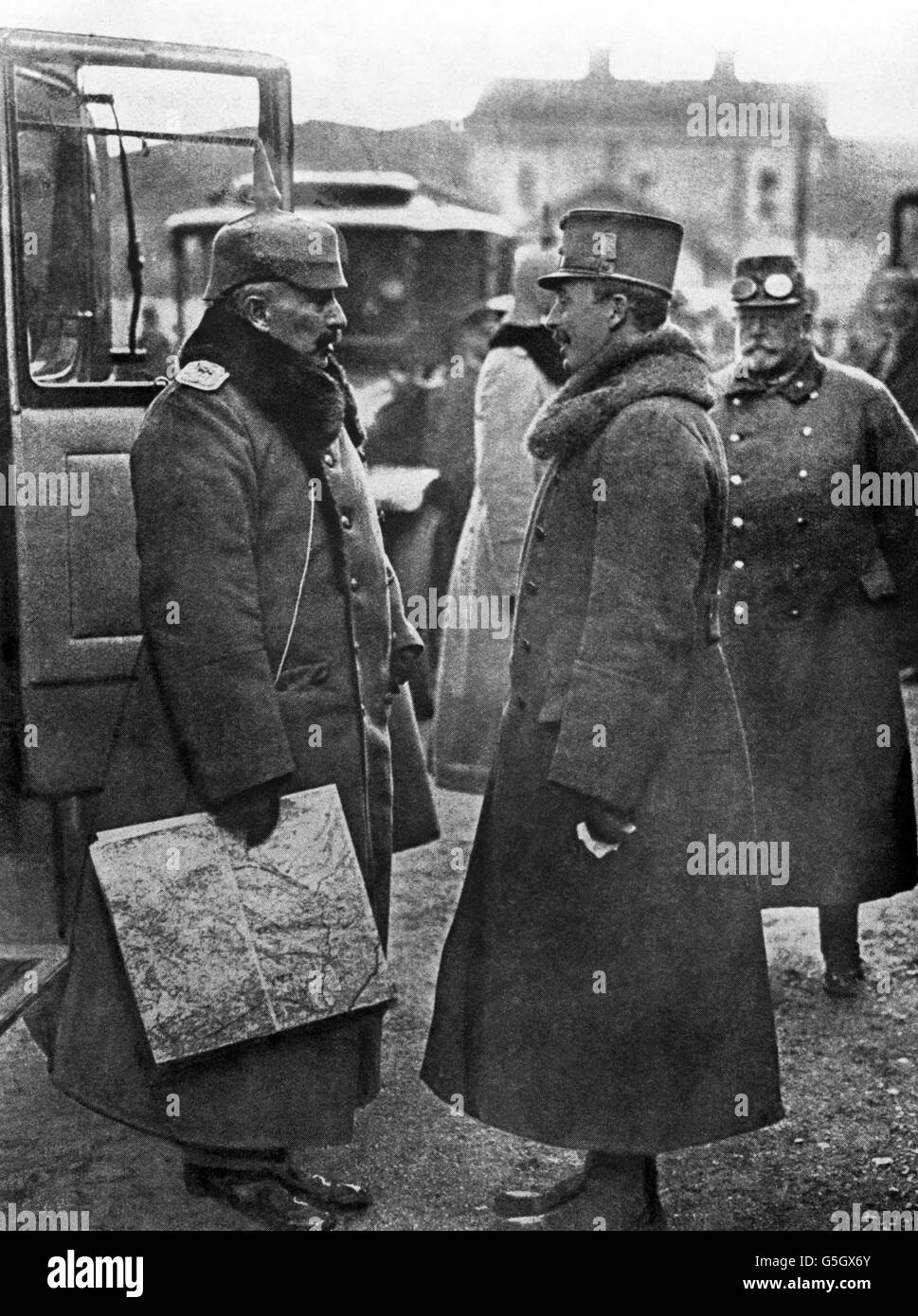 Kaiser Wilhelm II., der deutsche Kaiser, im Gespräch mit Karl I., dem Kaiser von Österreich, an einem kleinen Bahnhof an der Italienischen Front. Stockfoto