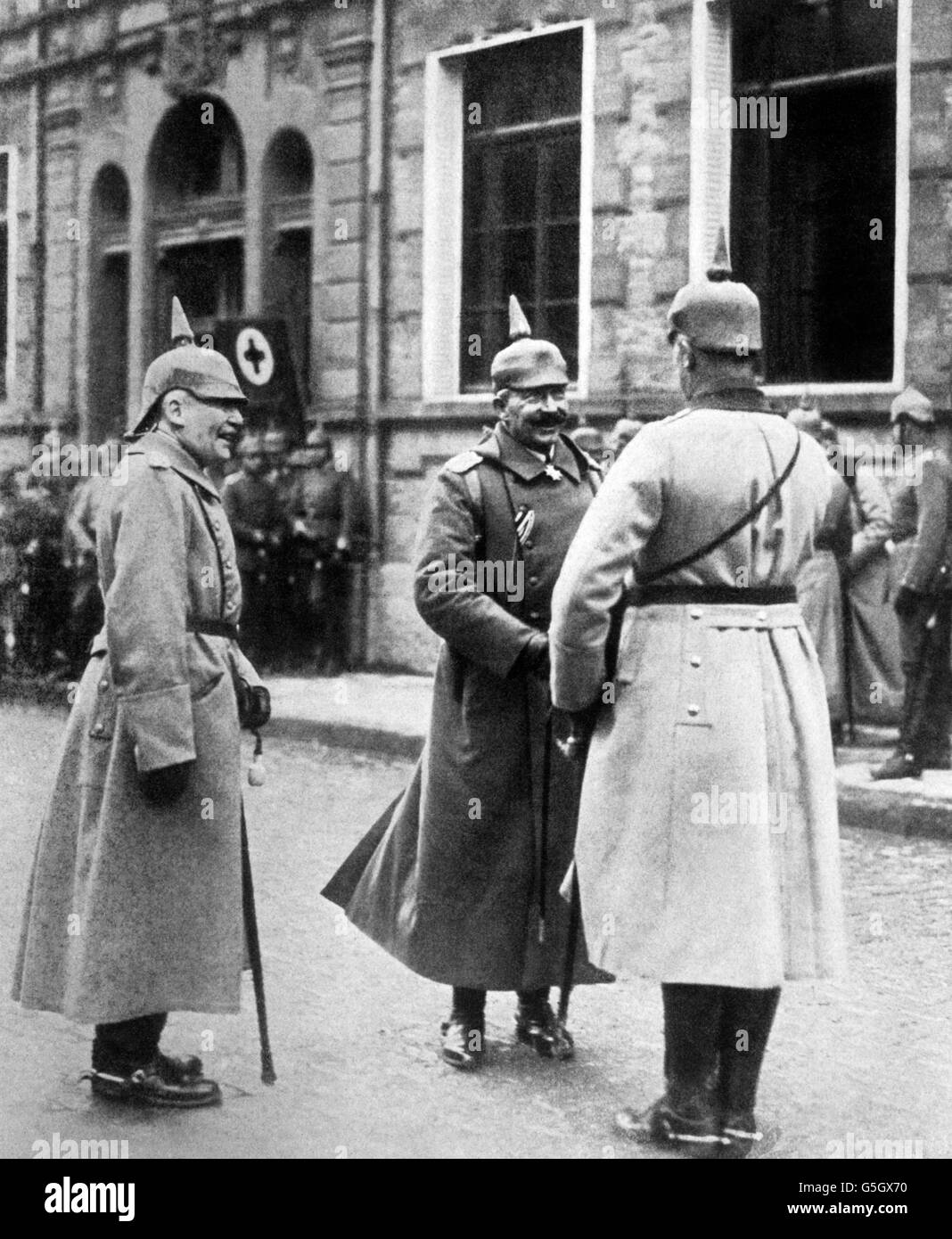 Kaiser Wilhelm II. Im Gespräch mit einem Offizier. Auf der linken Seite ist General von einem. Stockfoto