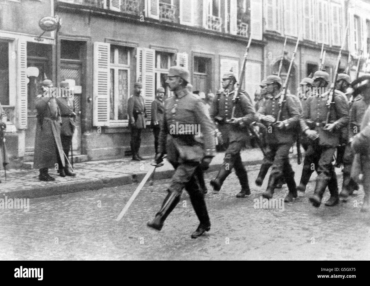 Kaiser Wilhelm II. Beobachtet, wie das 1. Regiment der Garde vorbeimarschiert. Auf seiner linken Seite steht General von einem. Stockfoto