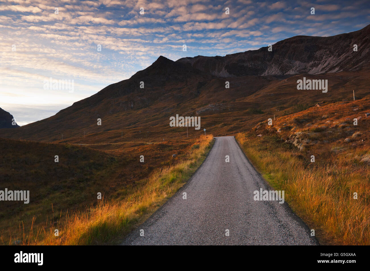 Straße durch Glen Torridon in der Dämmerung - Ross-Shire, Schottland. Diese Straße ist Teil der Route Nord Küste 500 fahren Stockfoto