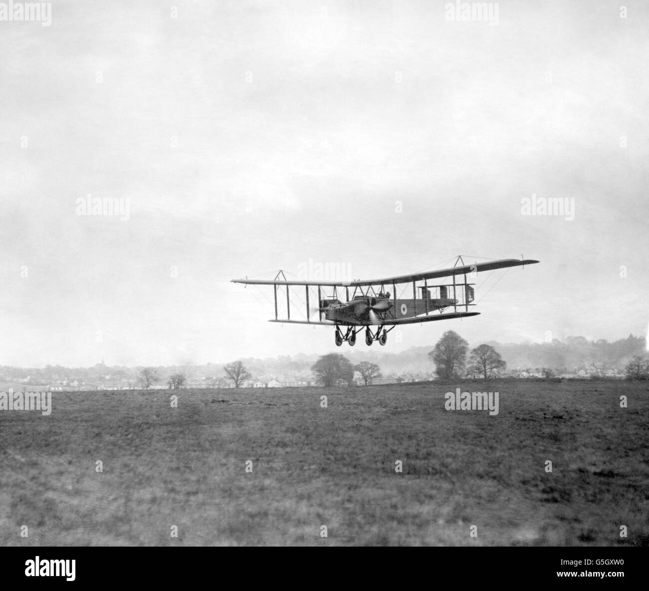 Handley Page 0/400 landet im November 1918 bei RAF Andover. Die Zahl auf dem Heck der Flugzeuge lautet 83451. Stockfoto