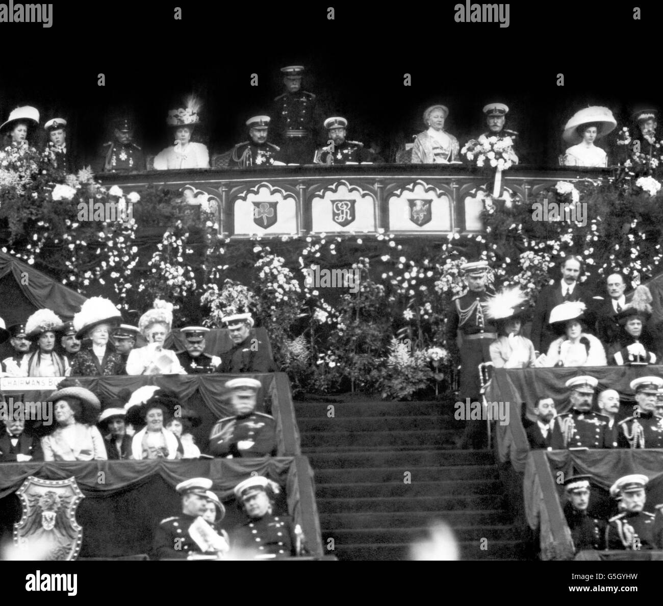 In der Royal Box in Olympia sitzen Prinzessin Mary, Prinz von Wales, Königin Mary, Kaiser Wilhelm II, König George V, Kaiserin Augusta Victoria, Der Herzog von Connaught und Prinzessin Victoria Louise, die Herzogin von Braunschweig wurde. Stockfoto