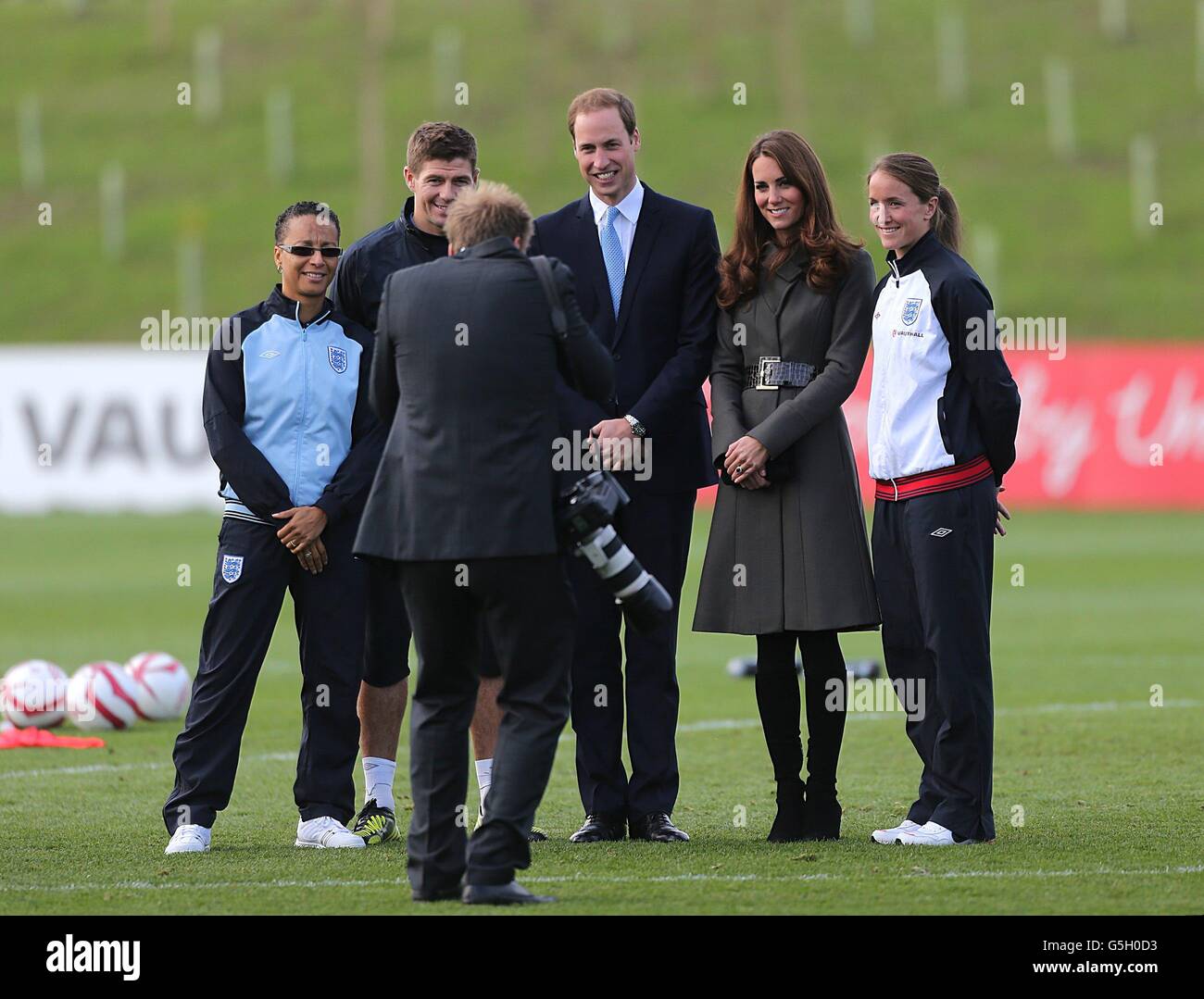 (Von links nach rechts) England Women's Manager Hope Powell, England Men's Captain Steven Gerrard, der Herzog und die Herzogin von Cambridge und England Women's Captain Casey Stoney posieren für ein Foto nach dem Training während der offiziellen Eröffnung des National Football Association Centre im St. George's Park in Burton-upon-Trent. Stockfoto