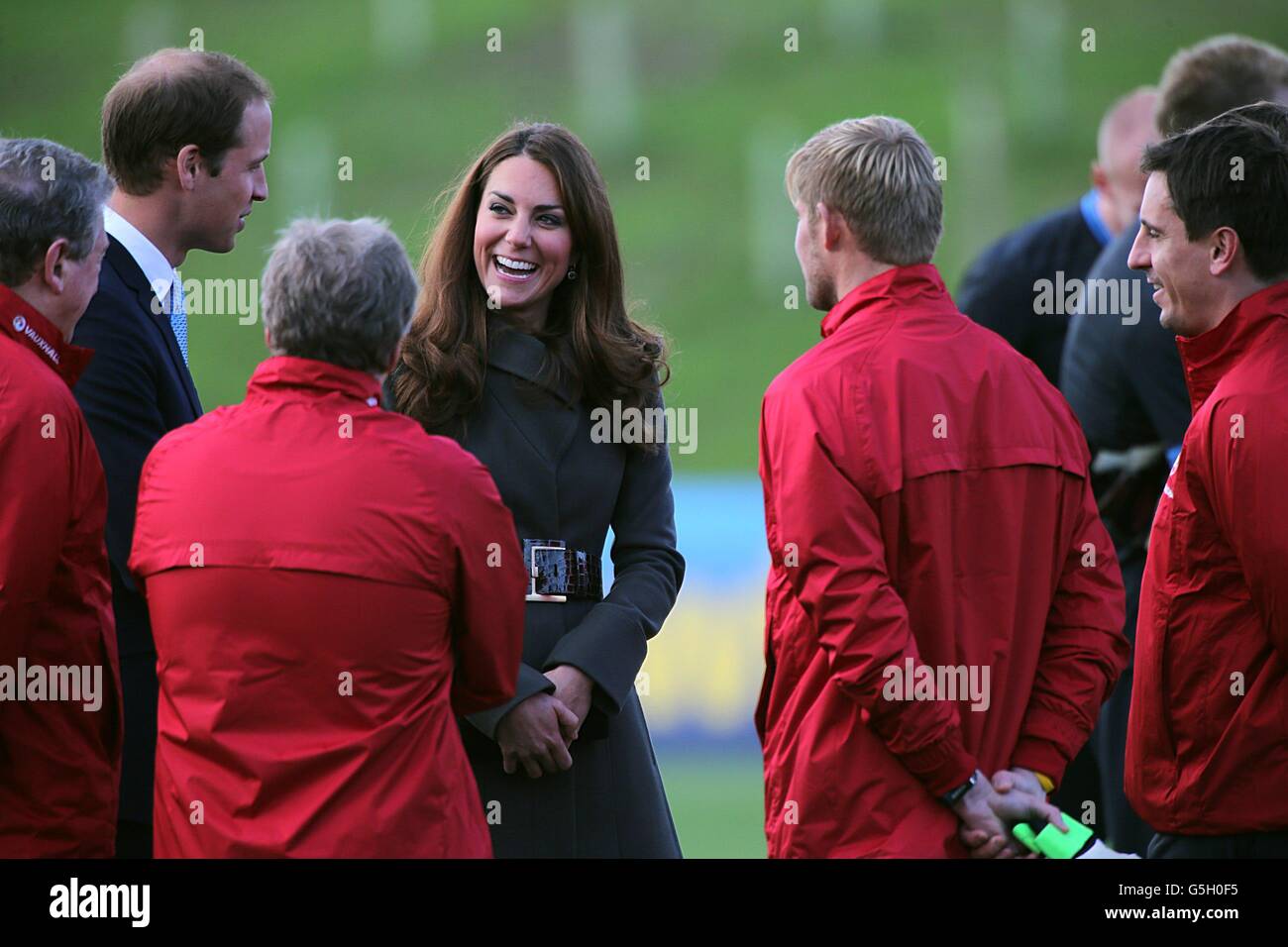 Der Duke und die Herzogin von Cambridge treffen die englischen Trainerstab nach der Trainingseinheit während der offiziellen Eröffnung des National Football Centre der Football Association im St. George's Park in Burton-upon-Trent. Stockfoto