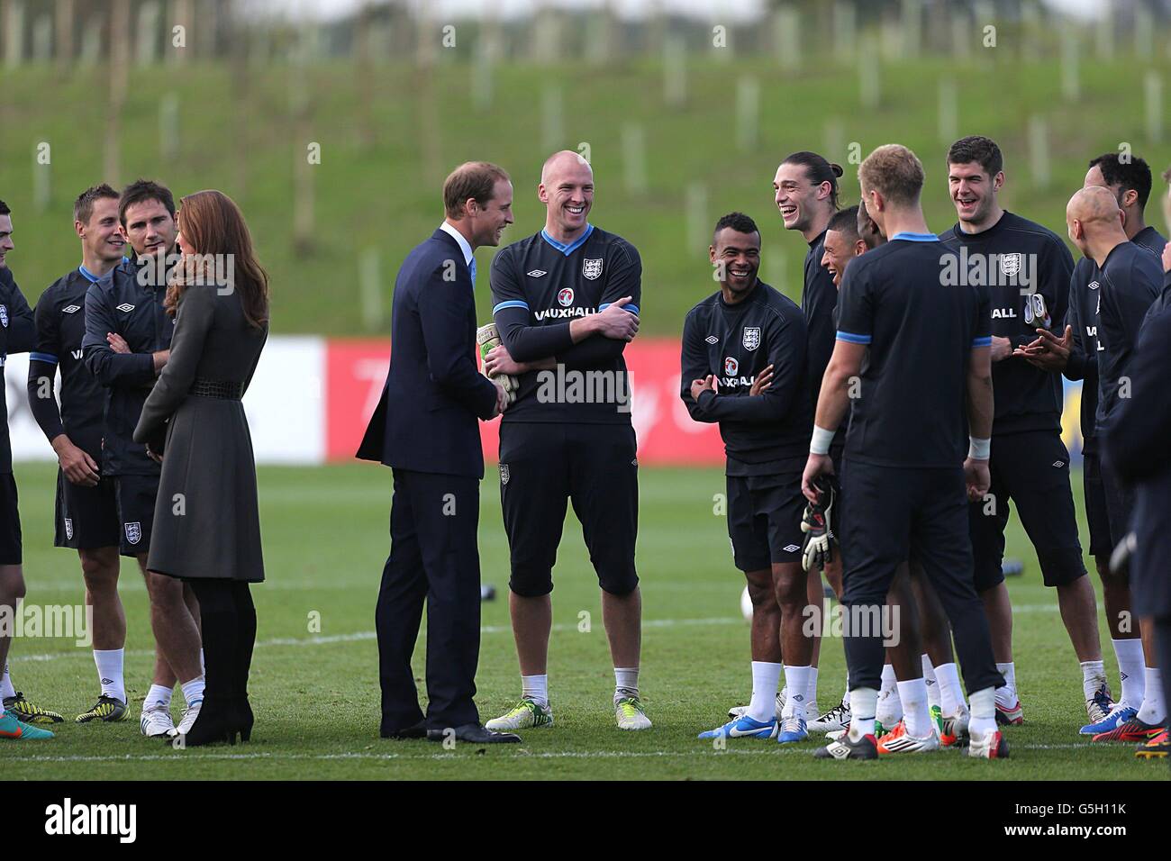 Der Duke of Cambridge trifft das englische Team nach dem Training während der offiziellen Eröffnung des National Football Center des Football Association im St. George's Park in Burton-upon-Trent. Stockfoto