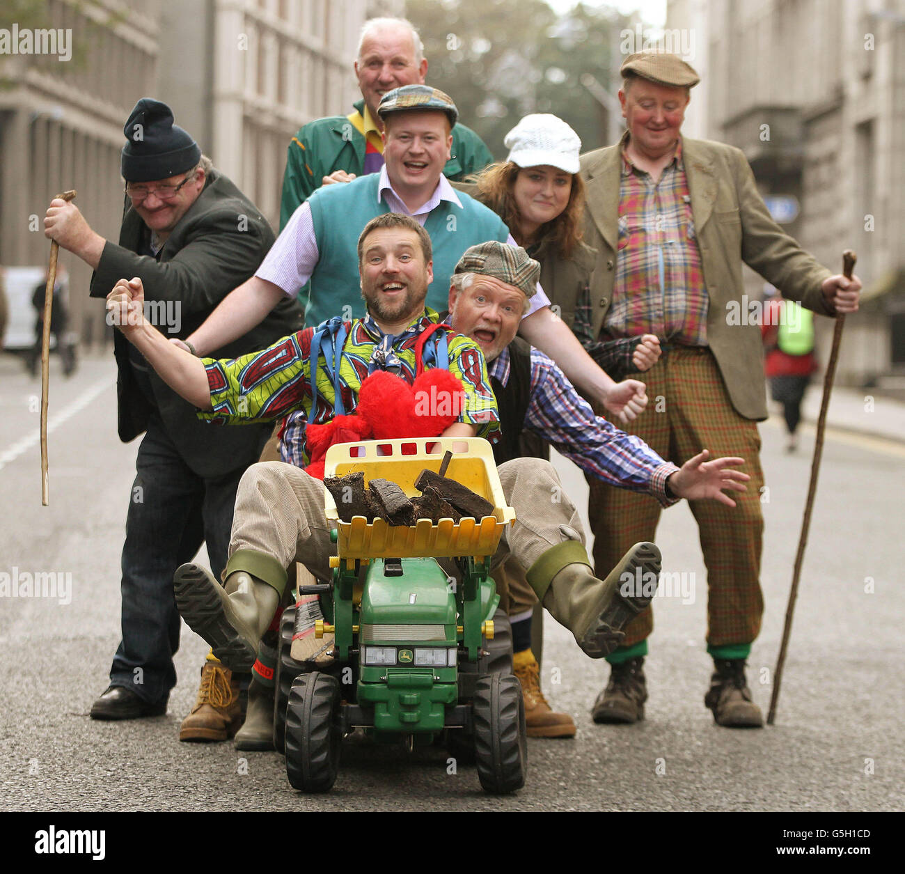 Brendan Morrissey, Mick Greaney, Paddy O'Connor, Luke Keane, Chris Duncan, Mellissa Boyle und Petie Keeffe posieren für Bilder in der Kildare Street in Dublin beim Start des irischen Original Culchie Festivals für die nationale Suche nach dem diesjährigen Culchie King und Culchie Cailin, das dieses Jahr in Cloyne in Co Cork, Irland, stattfinden wird. Stockfoto