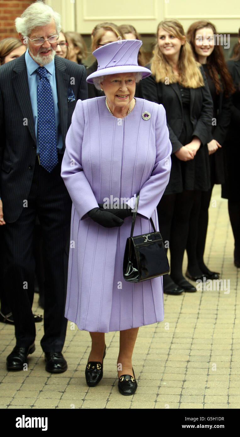 Die Queen Elizabeth II bei der Enthüllung der Windsor and Eton Society Diamond Jubilee Tribute Statue im King Edward Court Einkaufszentrum, Windsor. Stockfoto