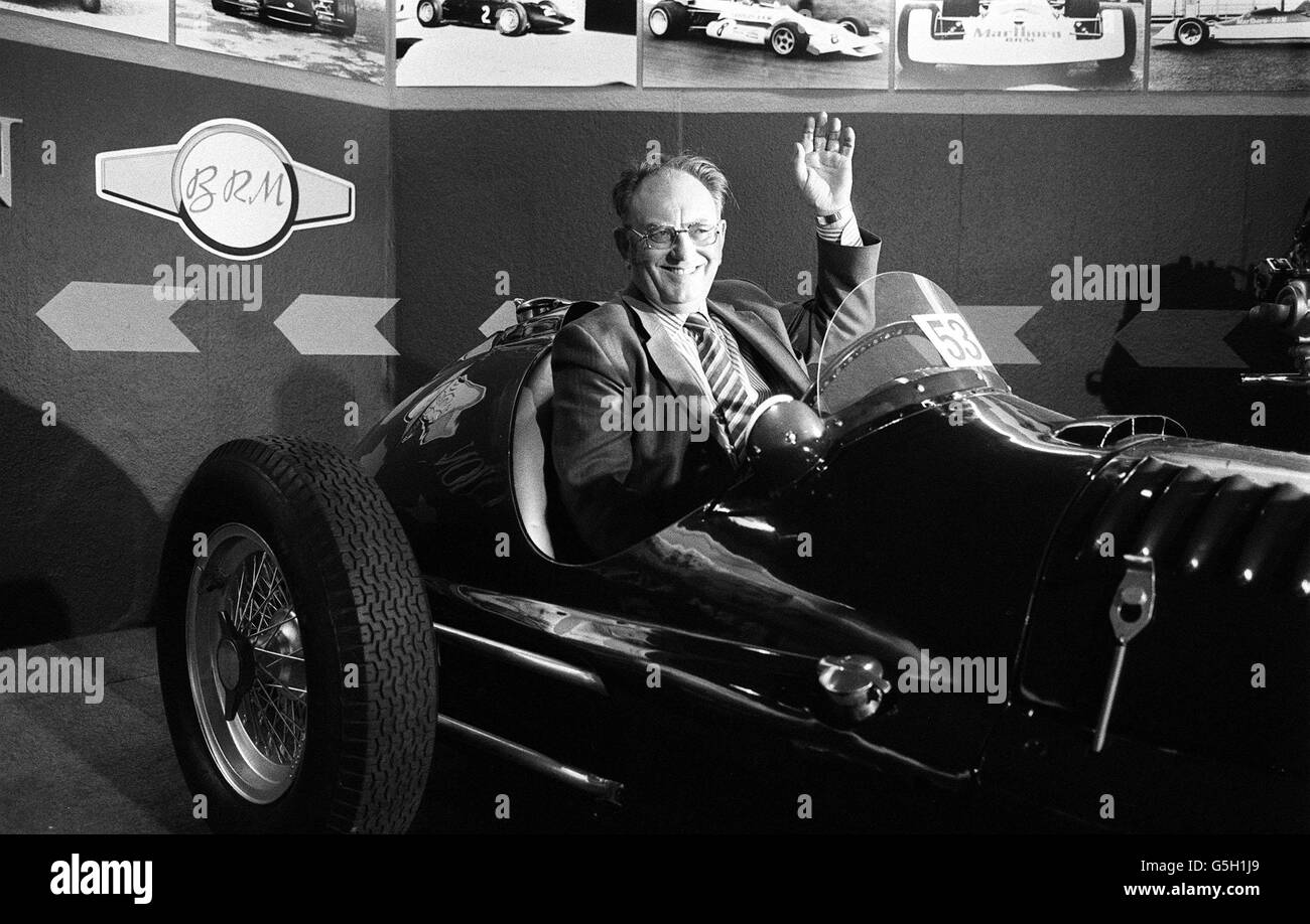 Der Millionär Tom Wheatcroft in einem Mark II-Rennwagen mit einem Einsitzer des Typs P30 V16 aus dem Jahr 1954 bei der Christies-Auktion der BRM Collection auf der Earl's Court Motorfair, als er fast 250,000 für vier BRM-Autos und Ersatzteile bezahlte. * Herr Wheatcroft, Inhaber der Donington Collection auf dem Castle Donington Circuit, sagte, dass er die einzige Kollektion aller 14 BRM-Modelle habe. Stockfoto