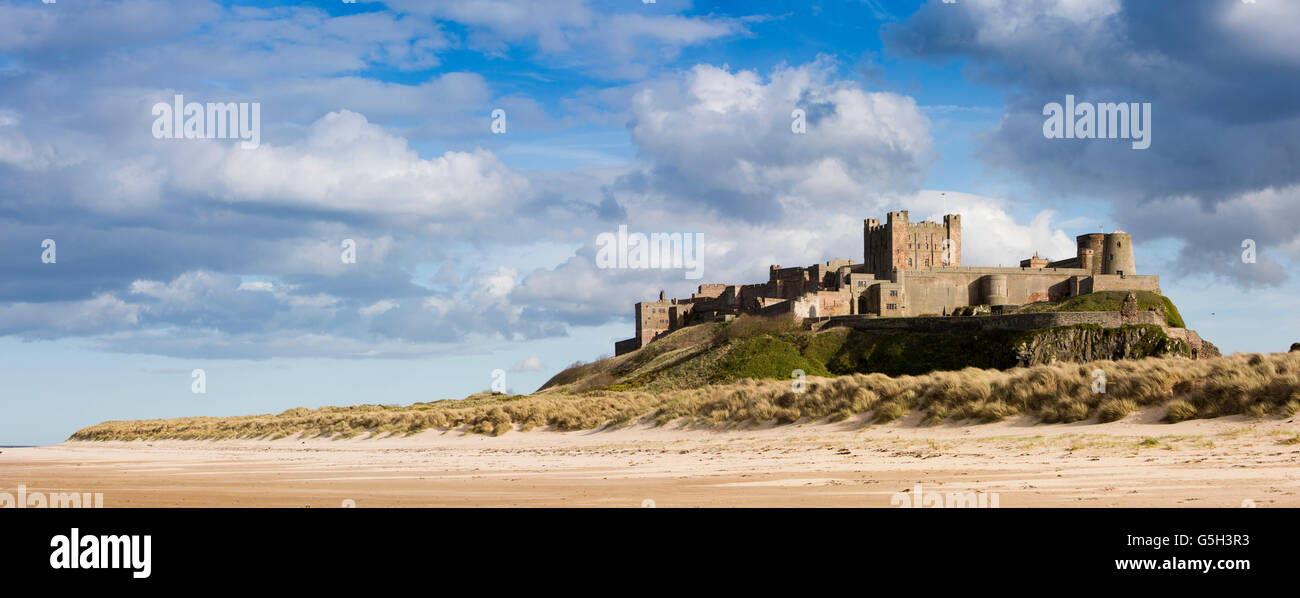 UK, England Northumberland, Bamburgh Castle vom Wynding Strand, Panorama Stockfoto