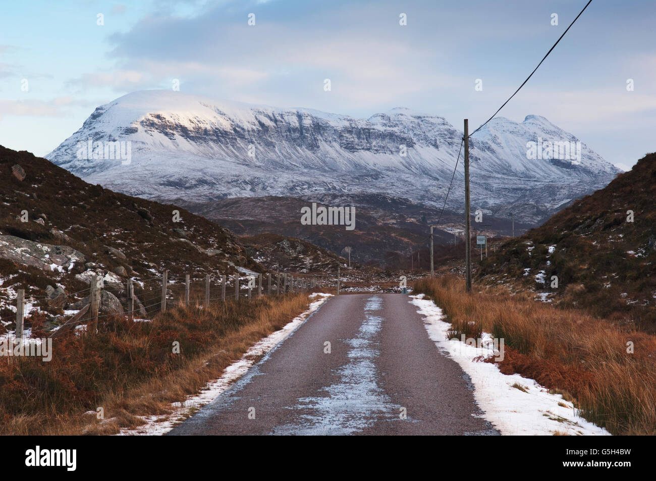 Remote-Highland Road im Winter, mit Suilven hinter - Sutherland, Schottland. Diese Straße ist Teil der nördlichen Küste 500 Route Stockfoto