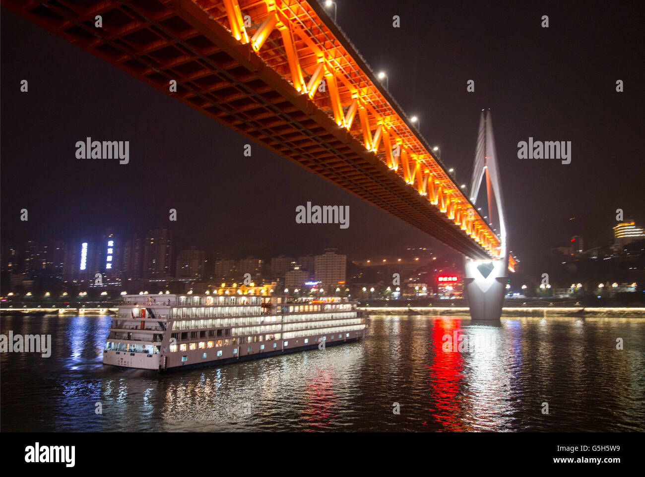 Nachtansicht von Chongqing Brücke von Kreuzfahrtschiff, mit beleuchteten Brücke über den Jangtse-Fluss, der Volksrepublik China Stockfoto