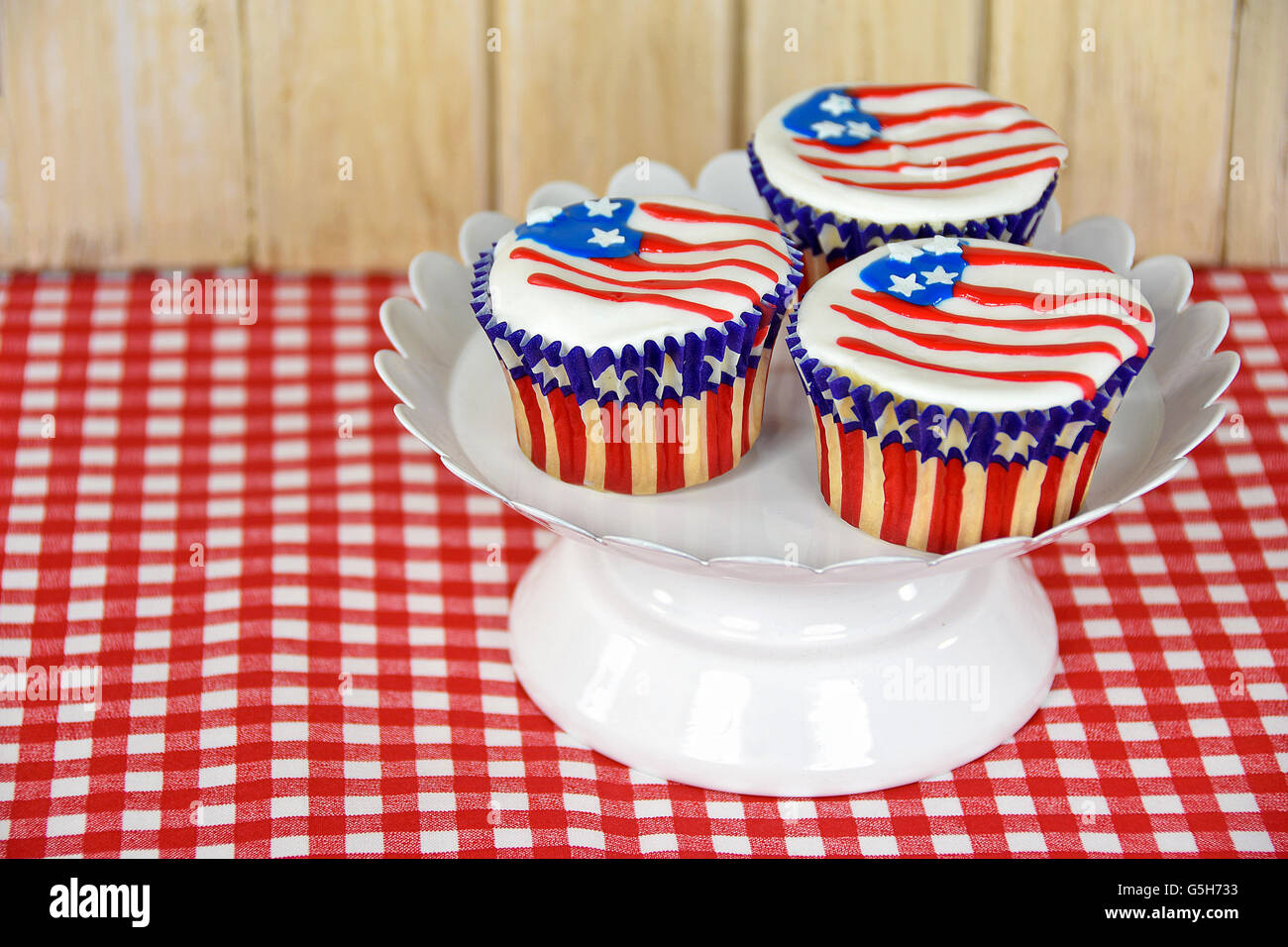 Amerikanische Flaggendesign auf patriotische Cupcake auf weißen Sockel Teller. Stockfoto