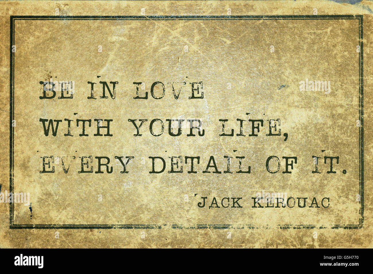 Sein in der Liebe mit Ihrem Leben - berühmter amerikanischer Schriftsteller Jack Kerouac Zitat auf Grunge Vintage Karton gedruckt Stockfoto