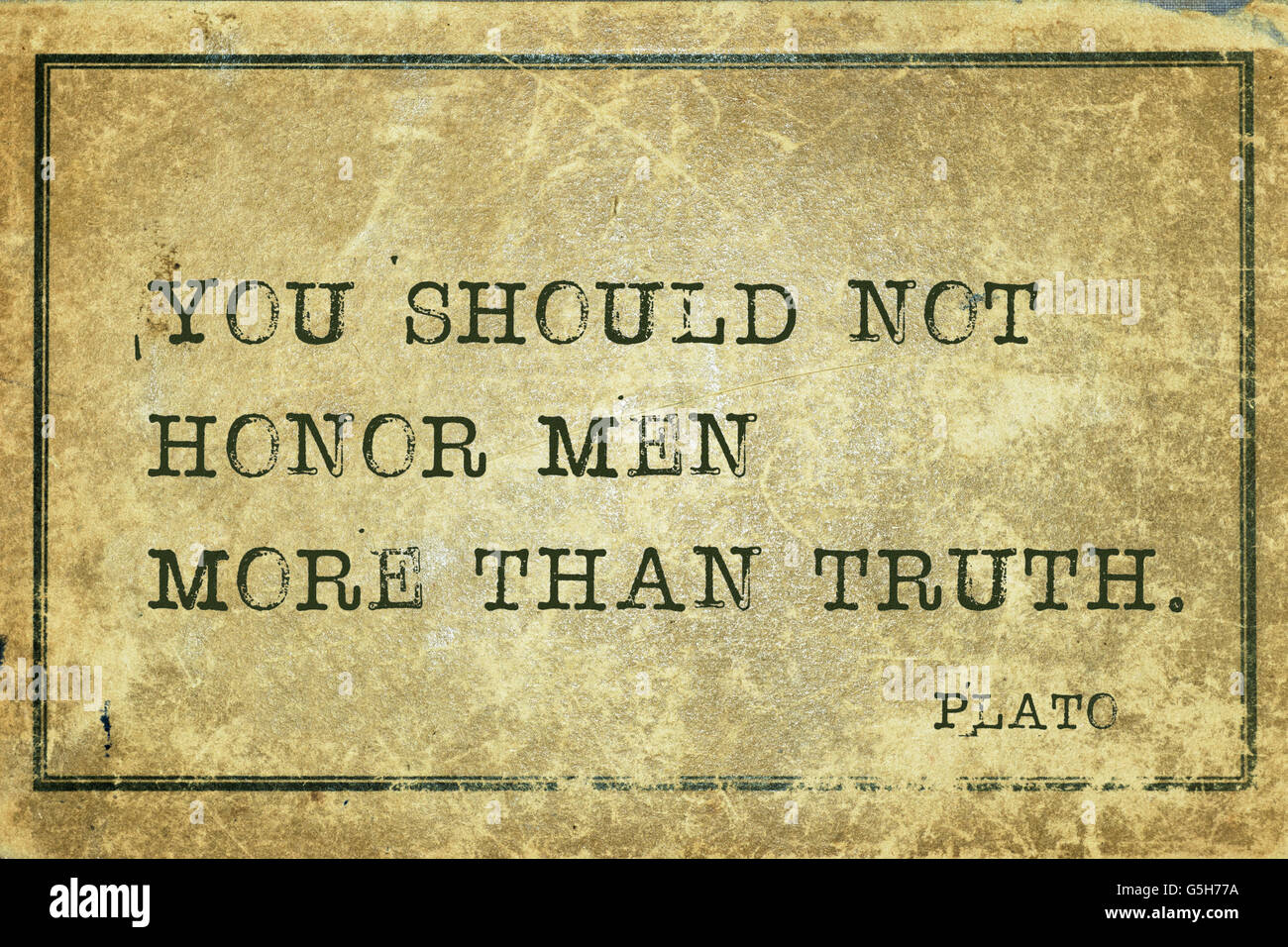 Sie sollten nicht mehr Männer als Wahrheit - zu Ehren der griechische Philosoph Plato Zitat auf Grunge Vintage Karton gedruckt Stockfoto