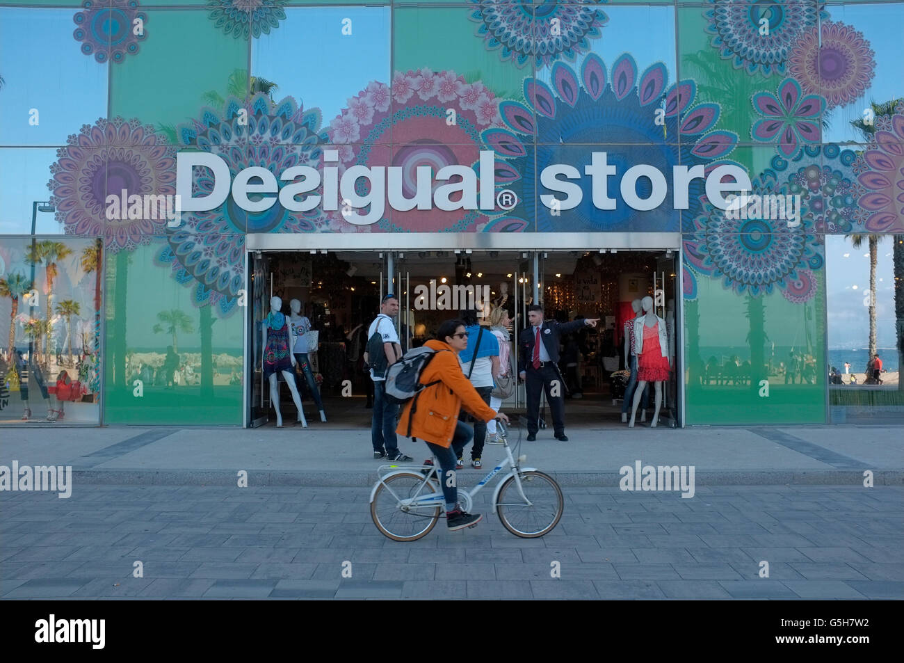 Desigual store / Hauptsitz in Barceloneta, Barcelona, Spanien  Stockfotografie - Alamy