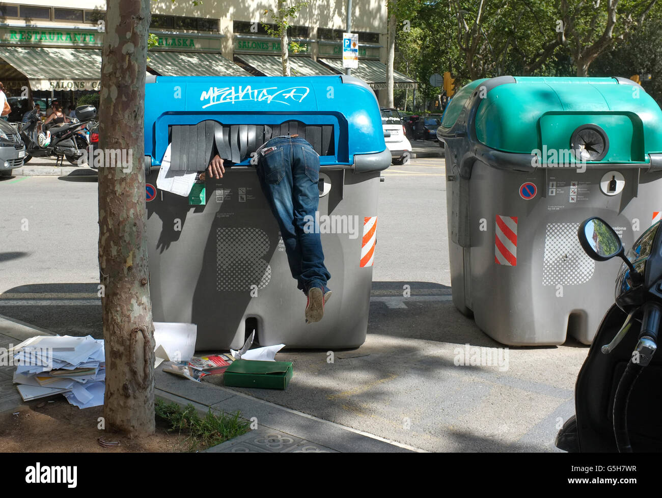 Ein Mann kramt für Müll in ein Fach in Barcelona, Spanien Stockfoto