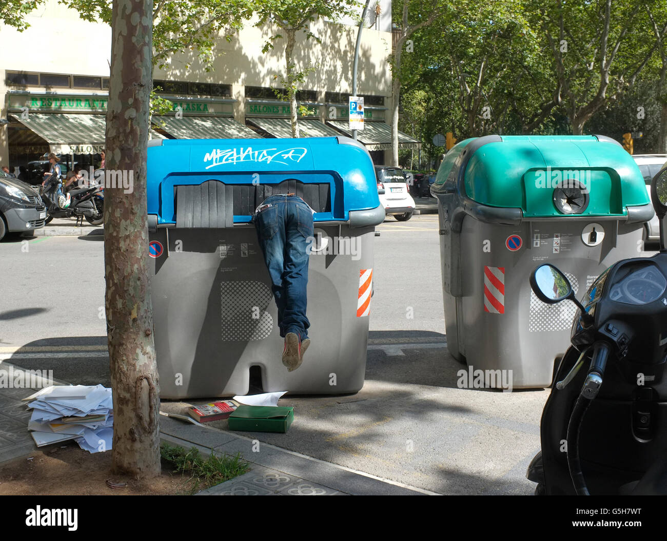 Ein Mann kramt für Müll in ein Fach in Barcelona, Spanien Stockfoto