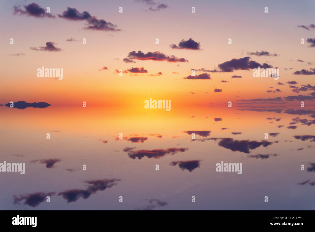 traumhafte Landschaft mit Wolken und Wasserreflexionen bei Sonnenuntergang Stockfoto