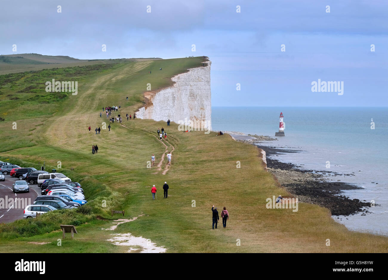 Menschen auf den South Downs Way-Wanderweg in der Nähe von Beachy Head. Eastbourne, Sussex, England. Stockfoto