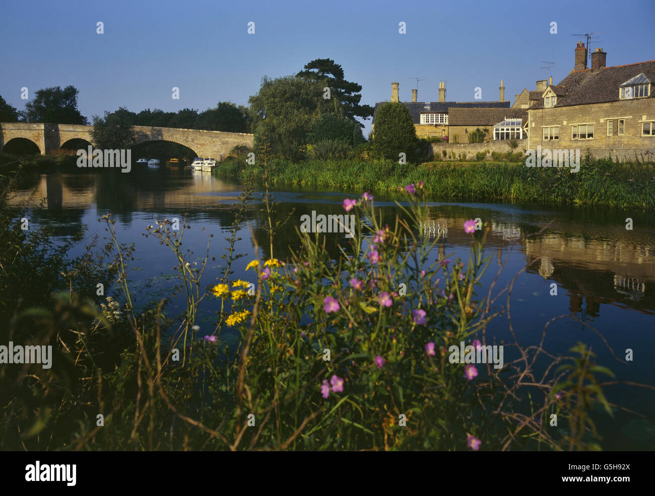 Wansford Dorf von dem Fluss Nene betrachtet. Cambridgeshire. England. UK Stockfoto