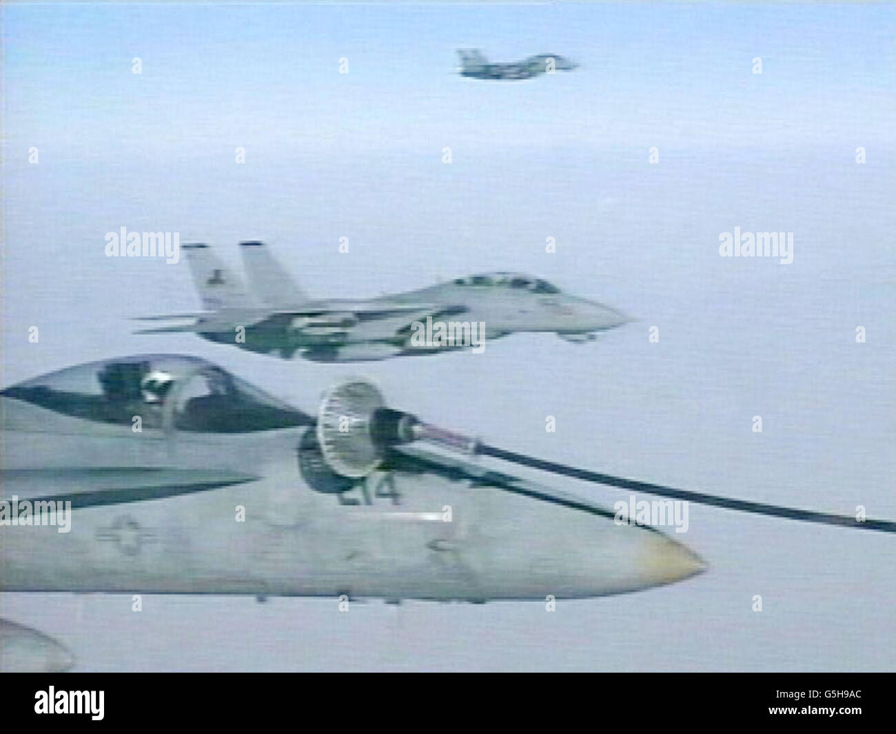 Bild des Verteidigungsministeriums von einem Tankflugzeug des Typs RAF VC10, das amerikanische F14 Tomcats in der Luft über dem Nahen Osten betankt. Die Flugzeuge waren mit jedem Jet auf dem Weg von Flugzeugträgern im Golf zu Zielen in Afghanistan und flogen mit einer Geschwindigkeit von 300 mph, was etwa 10 Minuten dauerte, um aufzutanken. . Stockfoto