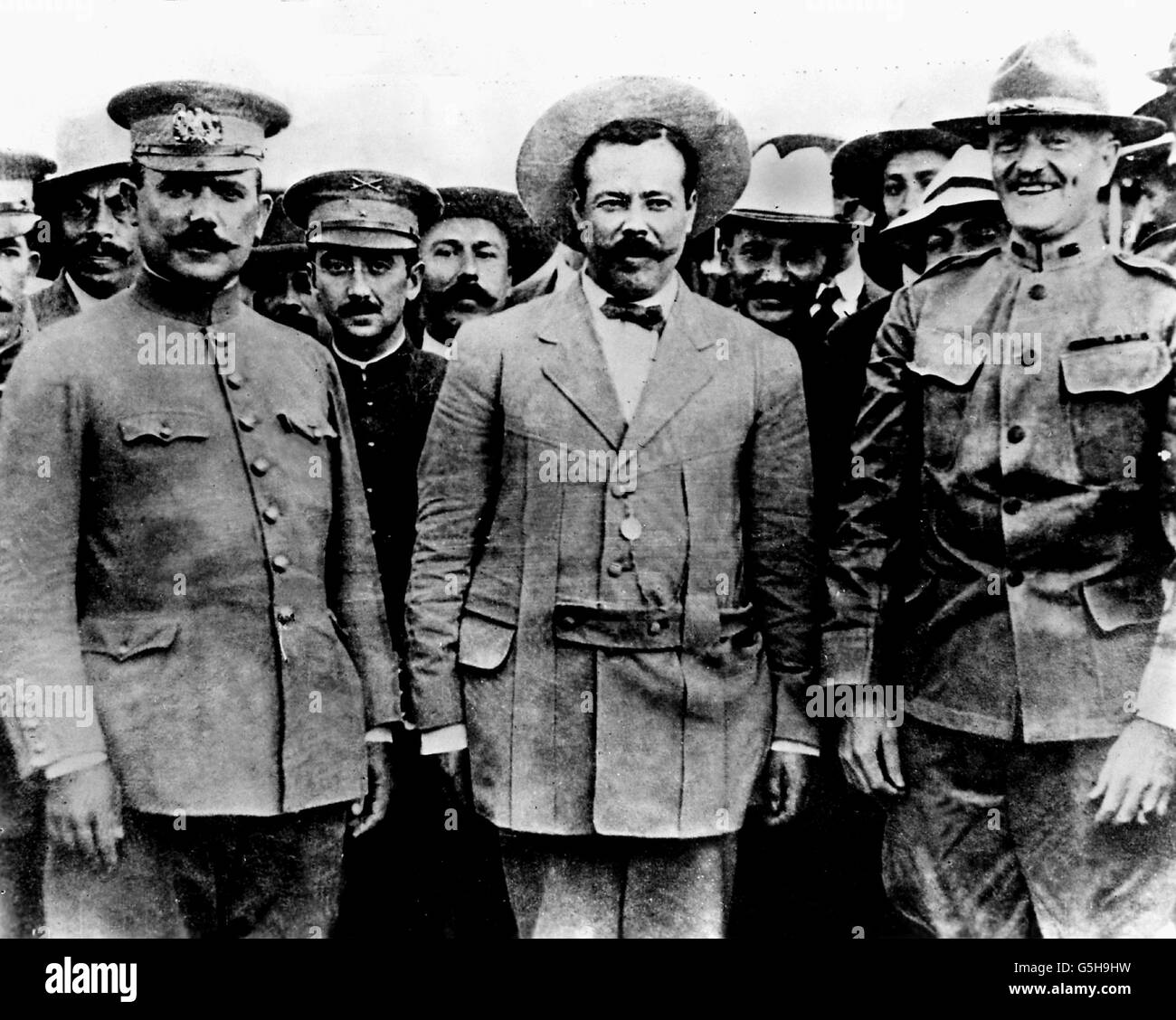 Villa, Francisco 'Pancho', 5.6.1878 - 20.7.1923, mexikanischer Revolutionär, Gruppenbild, mit mexikanischen Offizieren und US-General John Pershing (rechts), Stockfoto