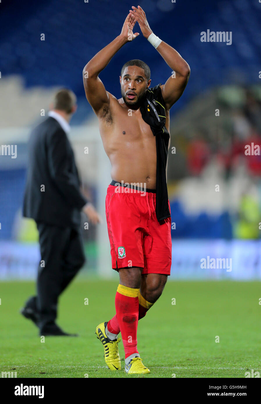 Fußball - FIFA Fußball-Weltmeisterschaft 2014 - Qualifikation - Gruppe A - Wales gegen Belgien - Cardiff City Stadium. Ashley Williams von Wales zeigt seine Niedergeschlagenheit nach der Niederlage von 2.0 gegen Belgien Stockfoto