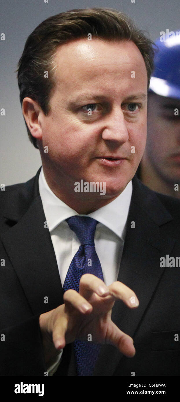 Premierminister David Cameron bei einem Besuch im Rosyth Dock Yard in Fife, bevor er mit Schottlands erstem Minister Alex Salmond zusammentreffen wird, wo er voraussichtlich ein Abkommen unterzeichnen wird, um Holyrood die Macht zu geben, ein historisches Referendum über die Unabhängigkeit abzuhalten. Stockfoto