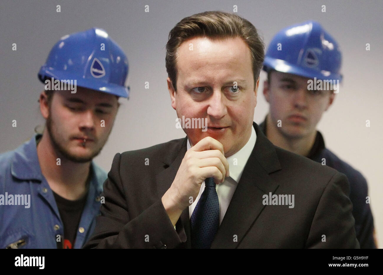 Premierminister David Cameron bei einem Besuch im Rosyth Dock Yard in Fife, bevor er mit Schottlands erstem Minister Alex Salmond zusammentreffen wird, wo er voraussichtlich ein Abkommen unterzeichnen wird, um Holyrood die Macht zu geben, ein historisches Referendum über die Unabhängigkeit abzuhalten. Stockfoto