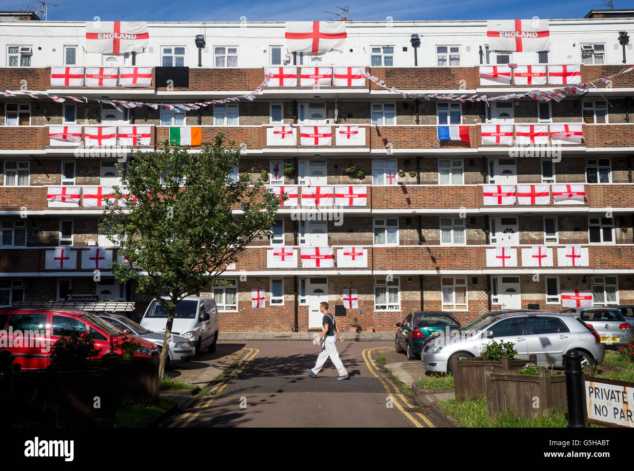 Ein Anwesen mit England Fahnen für die Euro 2016 Championships bedeckt. England Island für einen Platz in den letzten 8 spielen Stockfoto