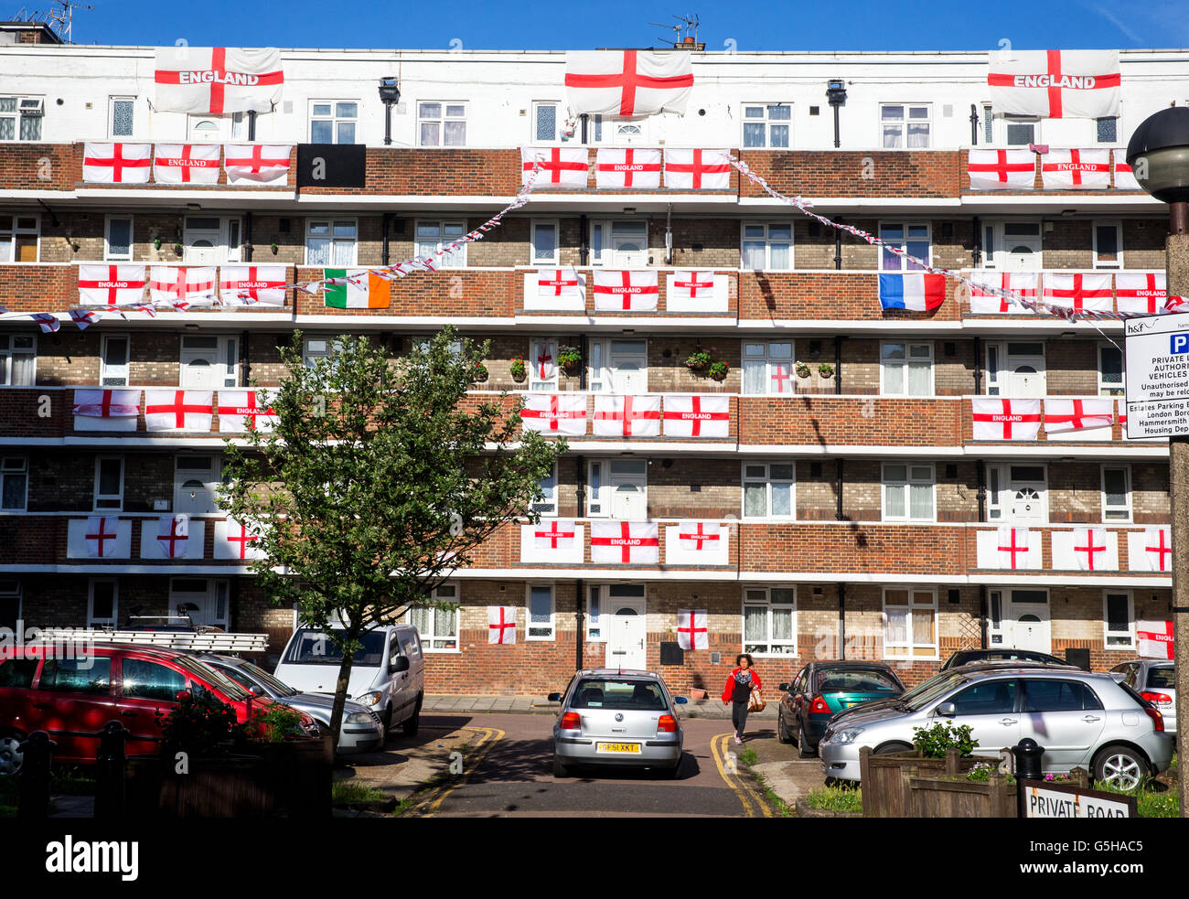 Ein Anwesen mit England Fahnen für die Euro 2016 Championships bedeckt. England Island für einen Platz in den letzten 8 spielen Stockfoto