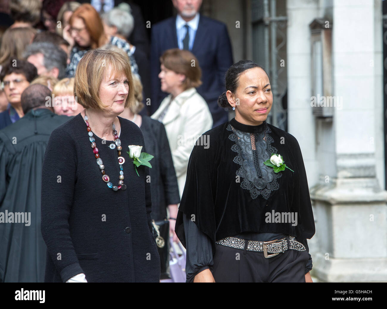 Harriett Harman und Oona King verlassen St Margarets Church in Westminster, nach der Trauerfeier für Jo Cox, der ermordet wurde Stockfoto