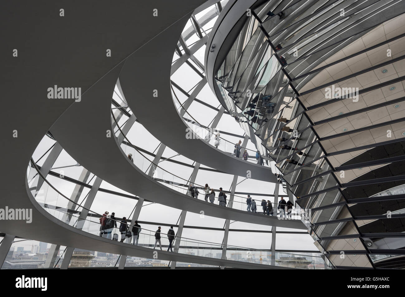 Im Inneren des Glases Kuppel, entworfen von Sir Norman Foster für das renovierte Reichstagsgebäude in Berlin, Deutschland Stockfoto