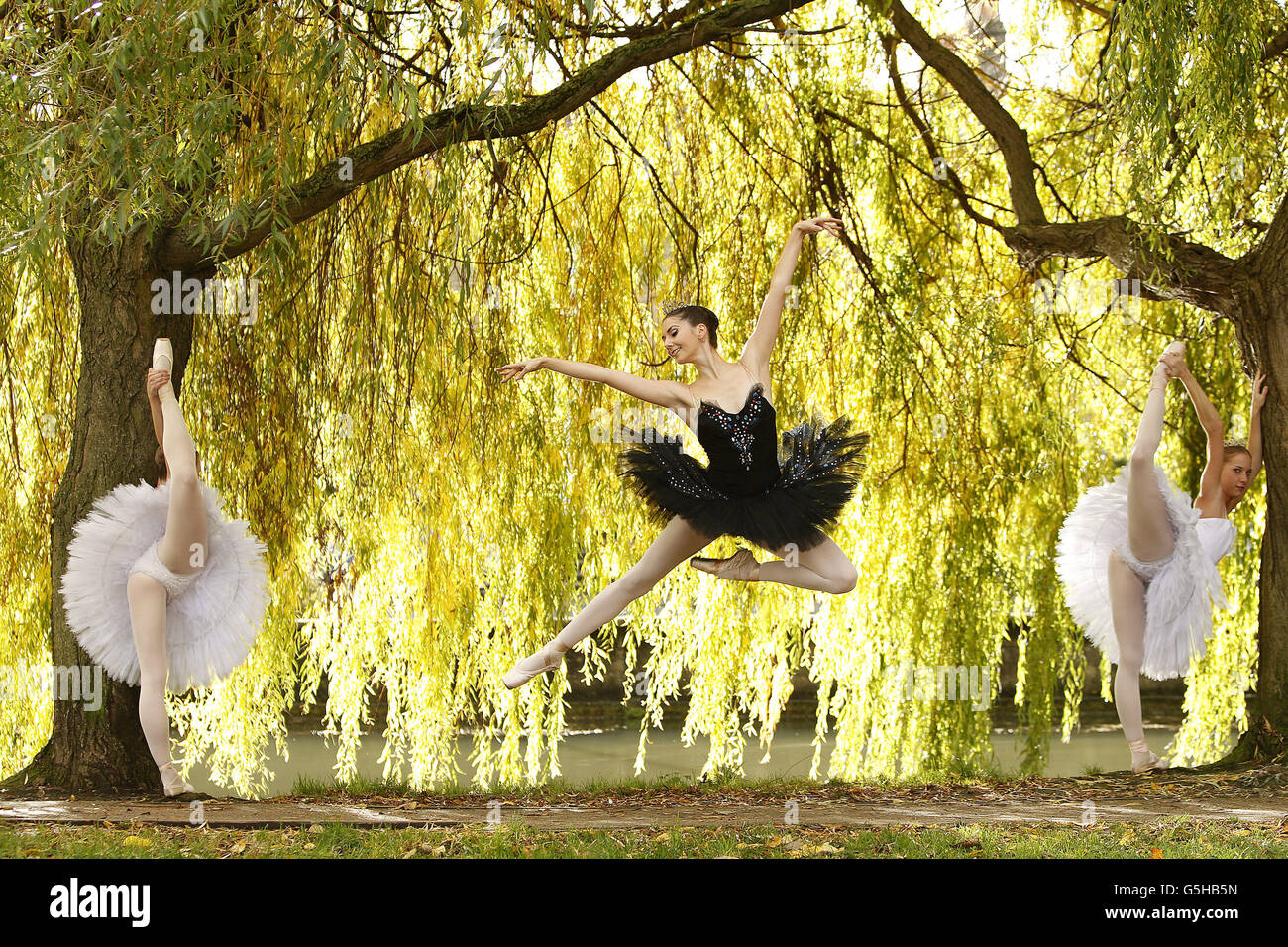 Daria Kapitonova, Natalia Gubanova und Ksenia Burnicicheva vom Moskauer Ballett am Ufer des Canale Grande in Dublin für eine Fotoserie, die das Moskauer Ballett für die Produktion von Tschaikowskys Schwanensee, der morgen in Drogheda eröffnet wird, wirbt. Stockfoto