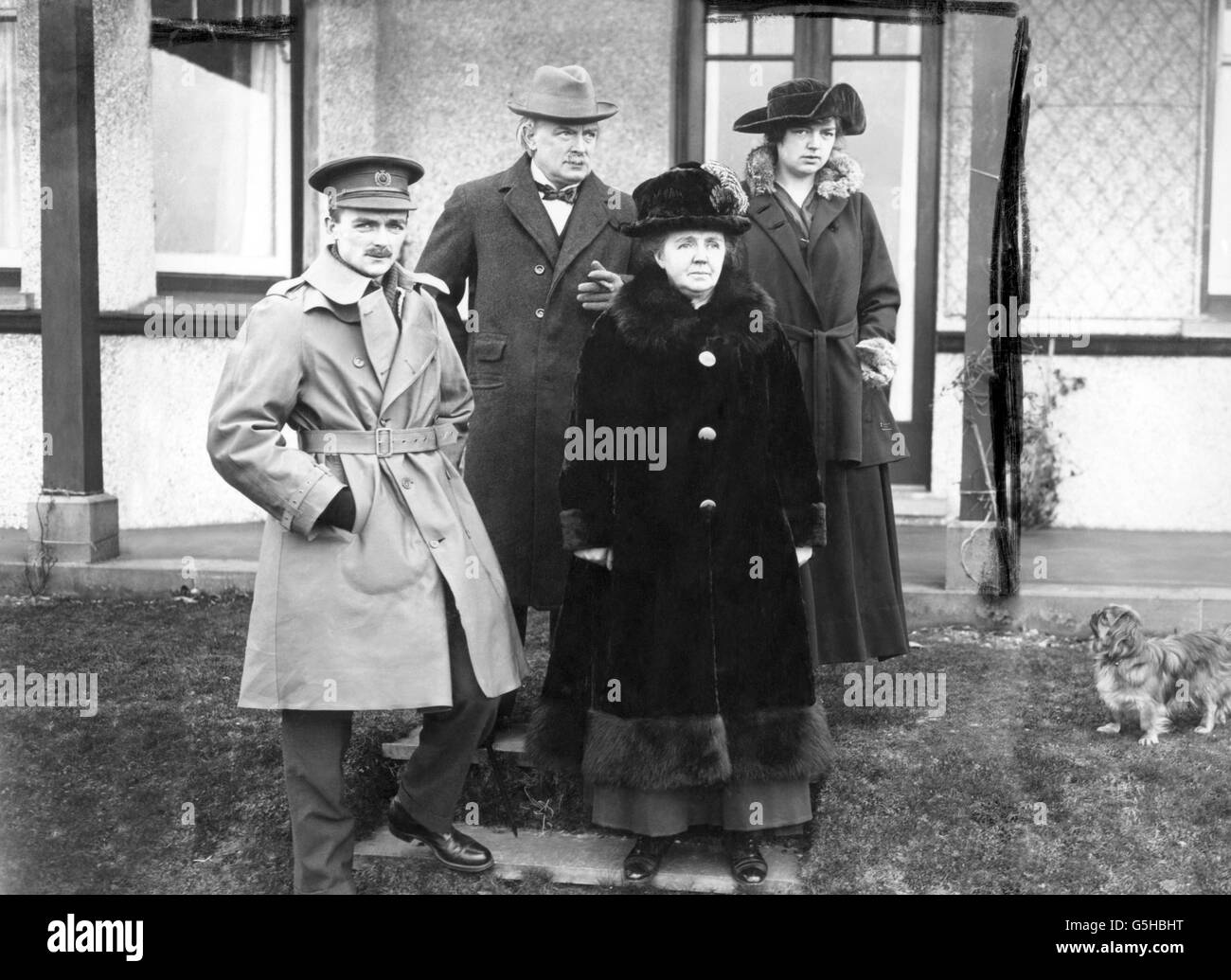 David Lloyd George besucht mit seinem Sohn Richard sein Elternhaus in Criccieth, Wales. Stockfoto