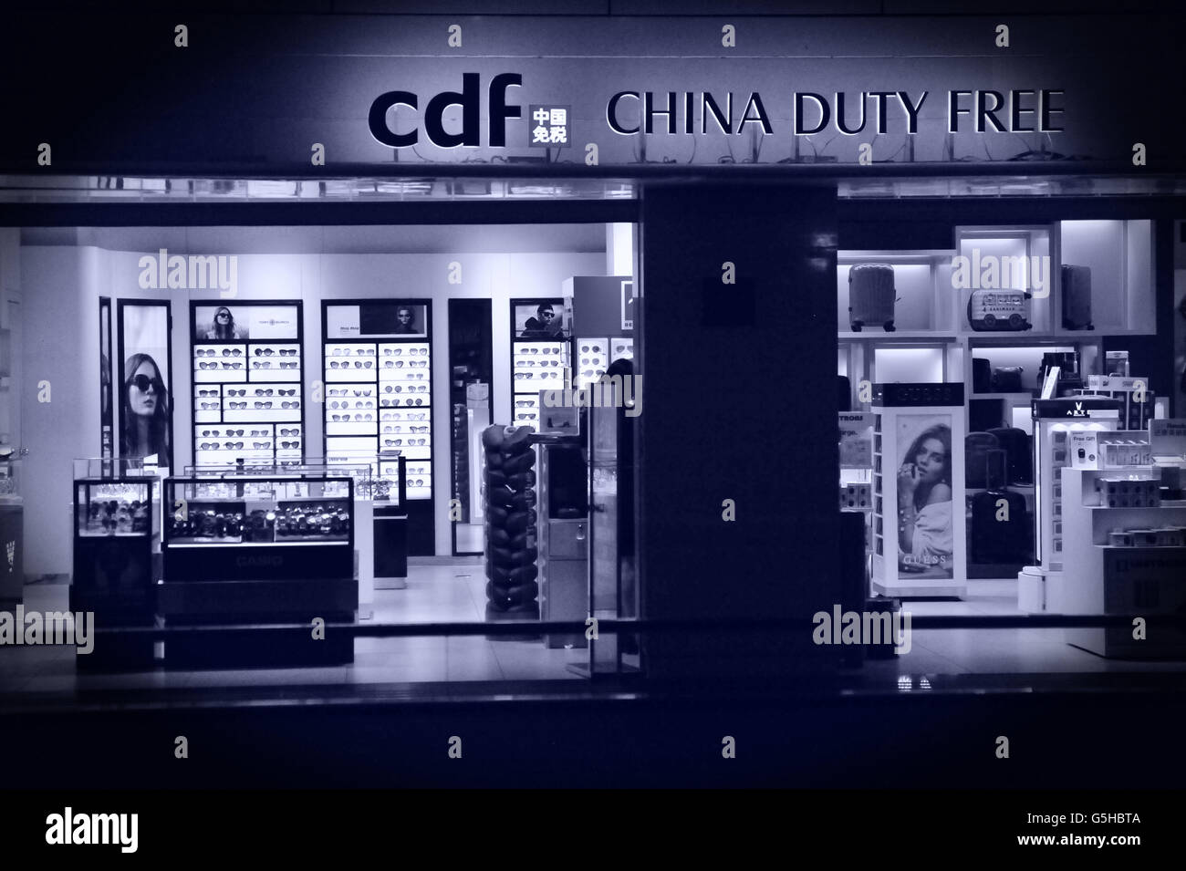 Duty Free Shop, Flughafen Guangzhou, China. Nur zur redaktionellen Verwendung. Stockfoto