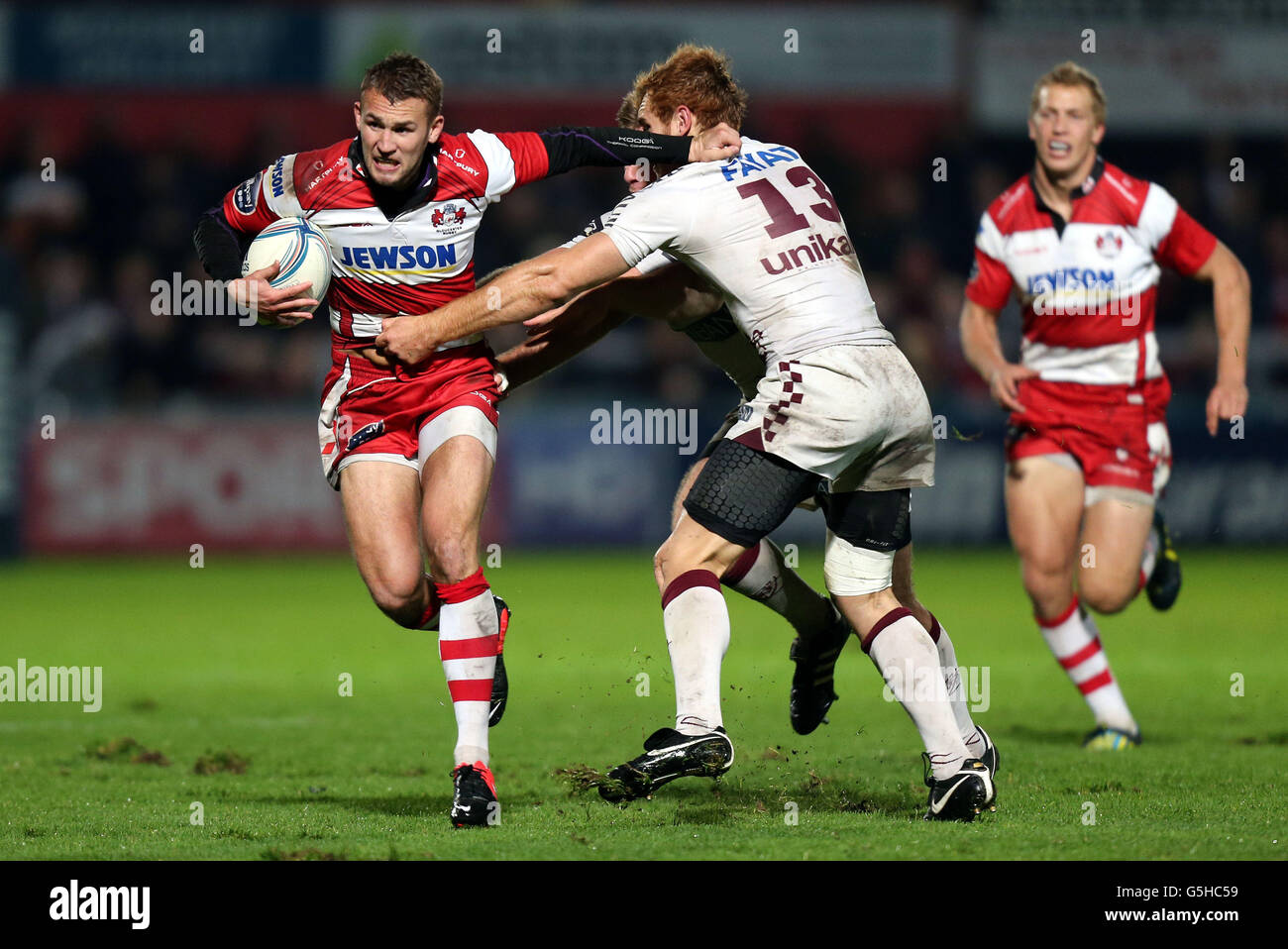 Martyn Thomas von Gloucester übergibt Charles Brousse von Bordeaux während des Amlin Challenge Cup Pool One Match im Kingsholm Stadium, Gloucester. Stockfoto