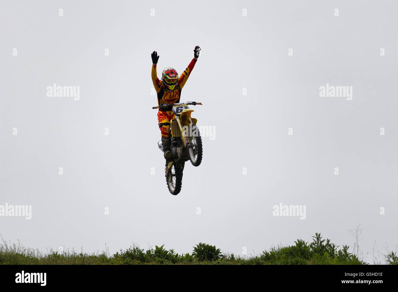 Motocross-Fahrer durchführen einen Stunt, München Flughafen, Oberbayern, Deutschland, Europa. Stockfoto