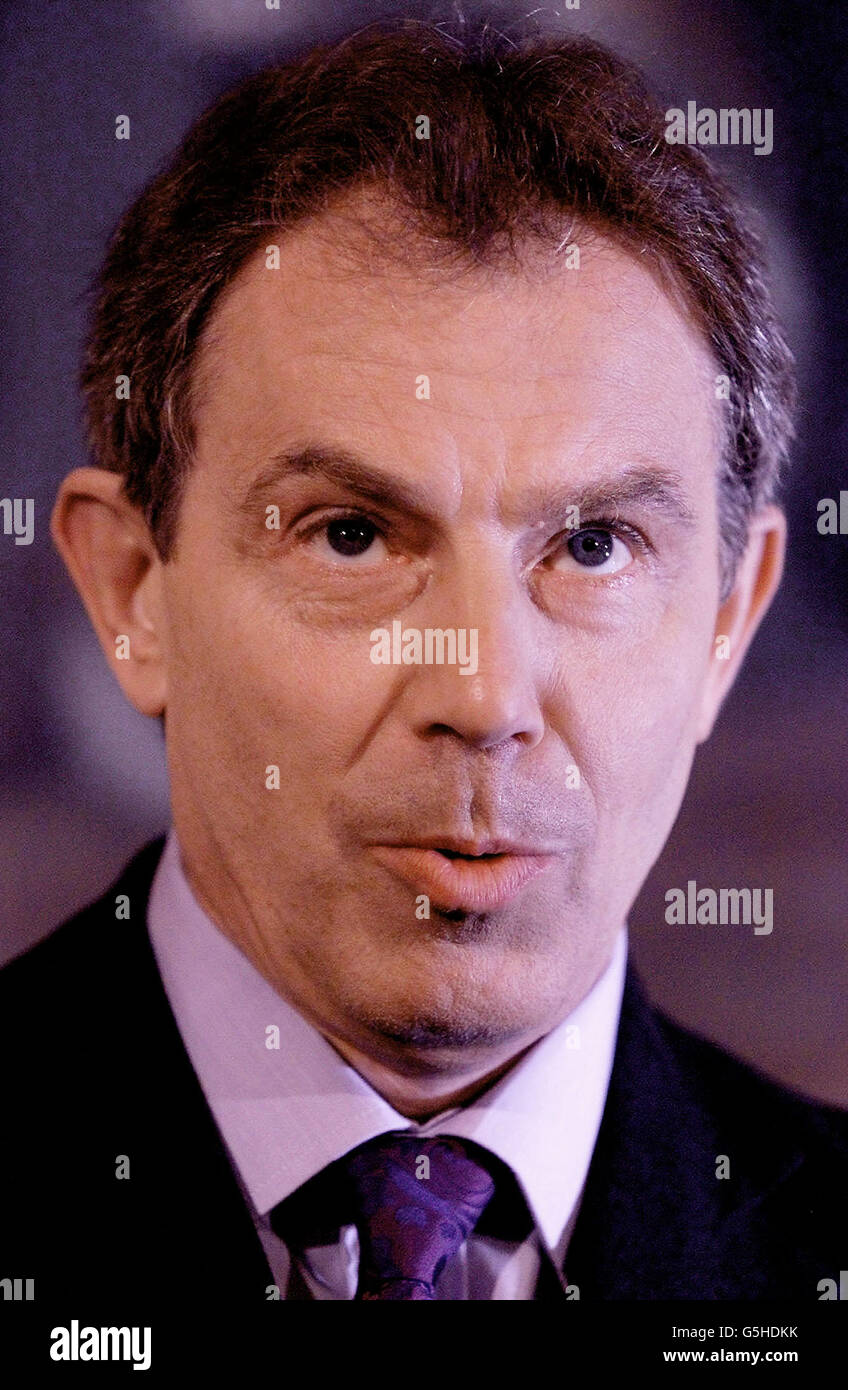 Premierminister Tony Blair kündigt während einer Pressekonferenz in der Downing Street Nr. 10 die Ergebnisse des Internationalen Stilllegungsgremiums an, wonach die IRA begonnen hat, ihre Waffen außer Gebrauch zu setzen. Stockfoto