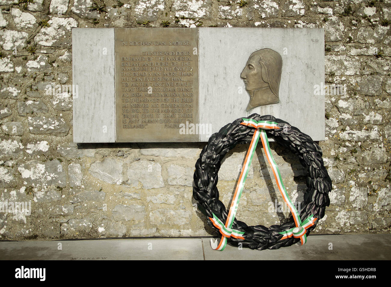 Die Grabstätte von Theobold Wolfe Tone bei der jährlichen Fianna Fail Bodenstown Wolfe Tone Gedenkfeier am Grab des irischen Revolutionsführers in Bodenstown Co.Kildare. Stockfoto