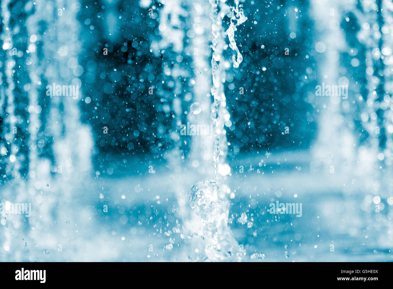 Der Schwall von Wasser von einem Brunnen Stockfoto