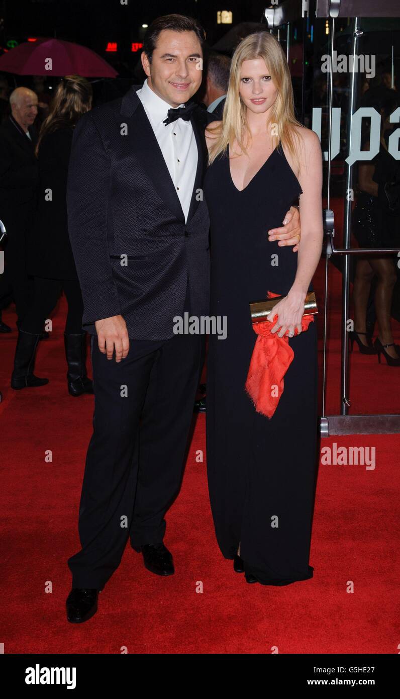 David Walliams und Lara Stone kommen zu einer Vorführung von „Great Expectations“ beim Abschlussfilm des London Film Festivals am Odeon Leicester Square im Zentrum von London. Stockfoto David Walliams und Lara Stone kommen zu einer Vorführung von „Great Expectations“ beim Abschlussfilm des London Film Festivals am Odeon Leicester Square im Zentrum von London. Stockfoto