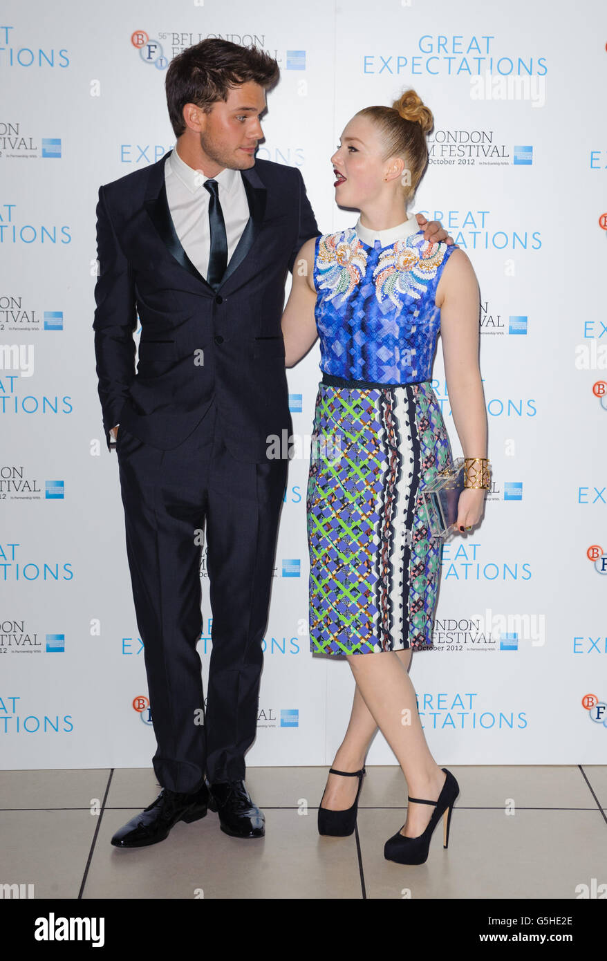 Jeremy Irvine und Holliday Grainger kommen zu einer Vorführung von „Great Expectations“ beim Abschlussfilm des London Film Festivals am Odeon Leicester Square im Zentrum von London. Stockfoto Jeremy Irvine und Holliday Grainger kommen zu einer Vorführung von „Great Expectations“ beim Abschlussfilm des London Film Festivals am Odeon Leicester Square im Zentrum von London. Stockfoto