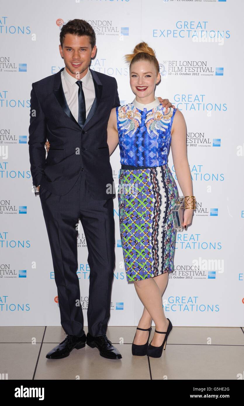 Jeremy Irvine und Holliday Grainger kommen zu einer Vorführung von „Great Expectations“ beim Abschlussfilm des London Film Festivals am Odeon Leicester Square im Zentrum von London. Stockfoto Jeremy Irvine und Holliday Grainger kommen zu einer Vorführung von „Great Expectations“ beim Abschlussfilm des London Film Festivals am Odeon Leicester Square im Zentrum von London. Stockfoto