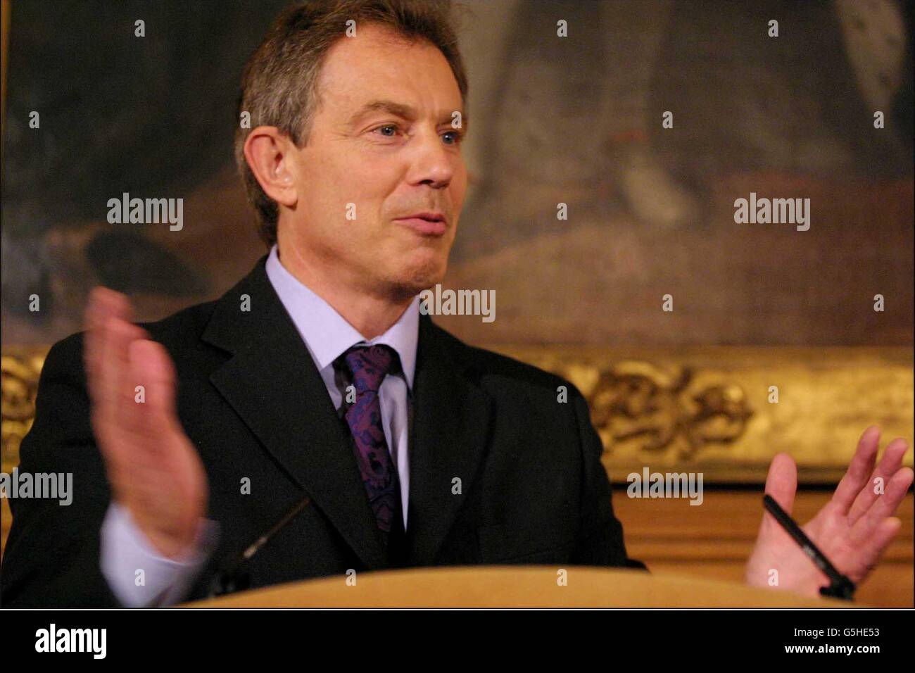Premierminister Tony Blair kündigt während einer Pressekonferenz in der Downing Street Nr. 10 die Ergebnisse des Internationalen Stilllegungsgremiums an, wonach die IRA begonnen hat, ihre Waffen außer Gebrauch zu setzen. Stockfoto