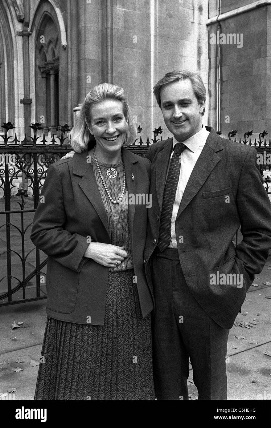 Neil Hamilton, konservativer Abgeordneter von Tatton, mit seiner Frau Christine in London, wo er am dritten Tag einer Verleumdungsklage vor dem Obersten Gerichtshof Beweise vorlegte. Er verklagt die BBC und Mitglieder des Panorama-Teams wegen eines Berichts von 1984 "maggies Militant Tendency". Stockfoto